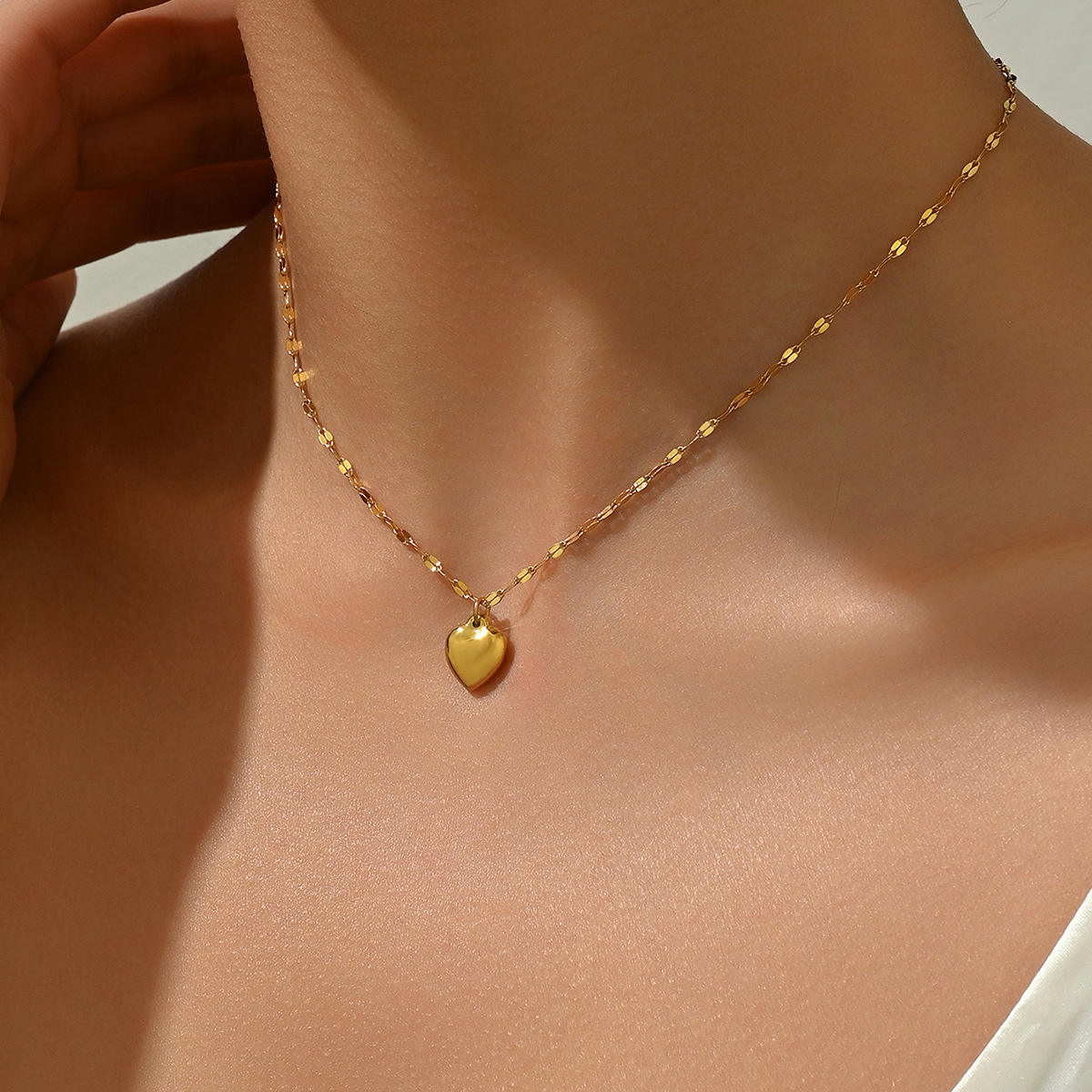 Dainty Love Heart Collarbone Lip Chain Pendant Necklace (GOLD)