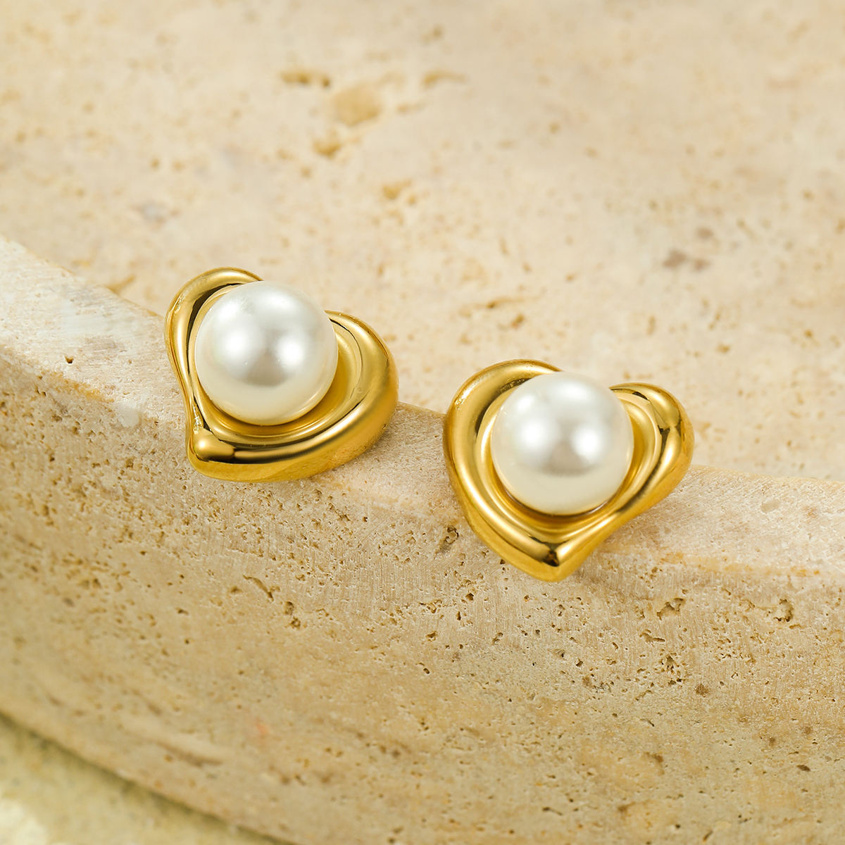 Pearl in Heart Earrings (GOLD)