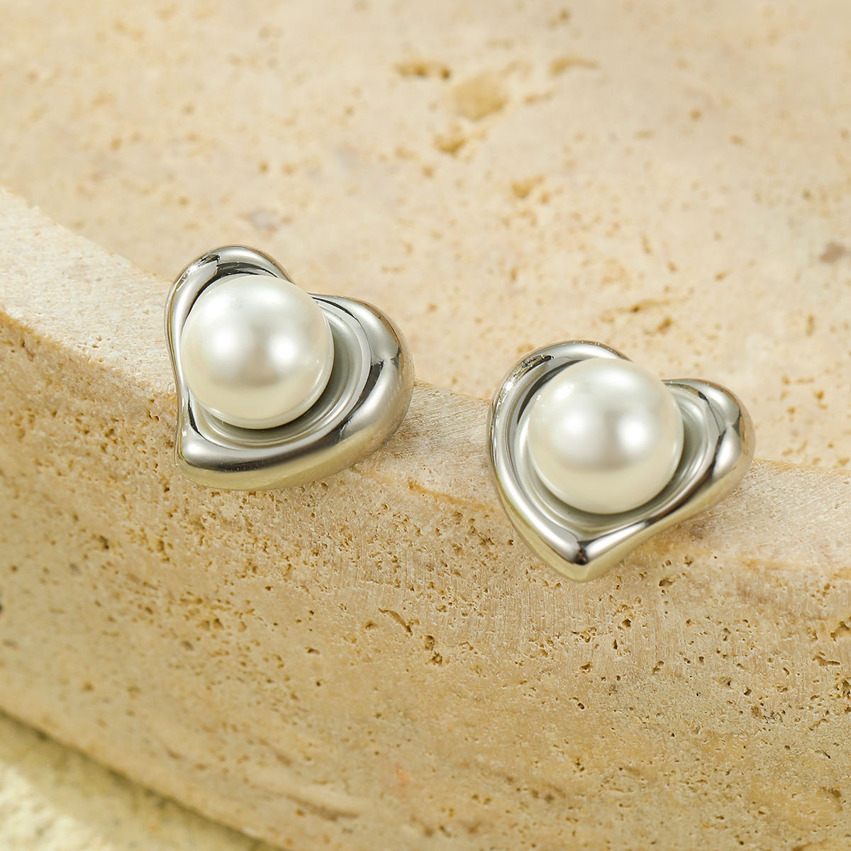 Pearl in Heart Earrings (Silver)