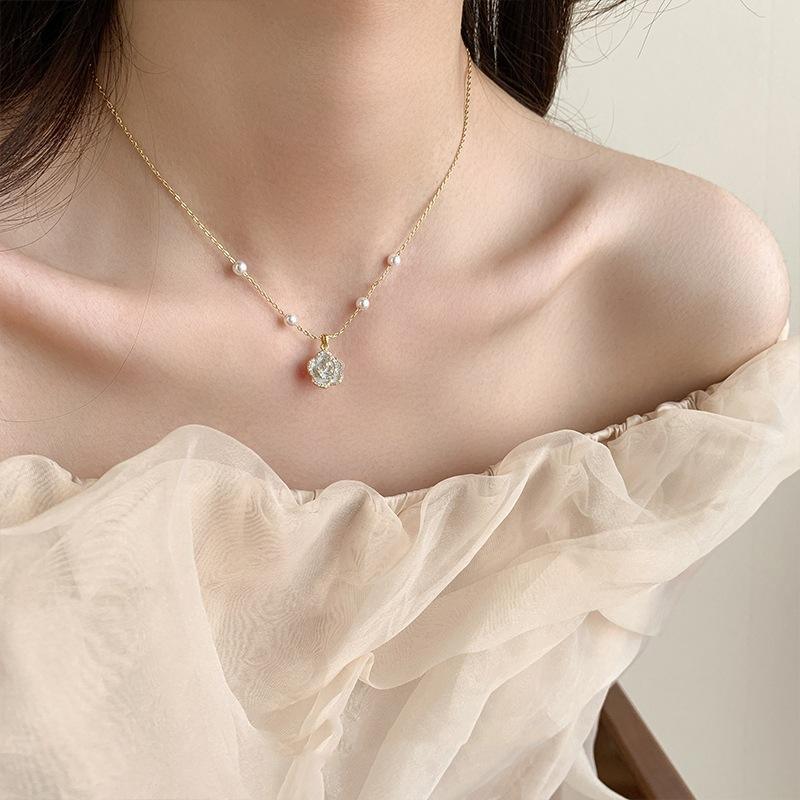 Rose and Pearl Necklace (GOLD)