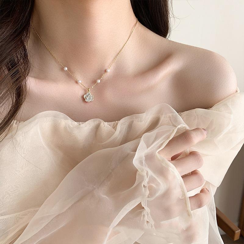 Rose and Pearl Necklace (GOLD)