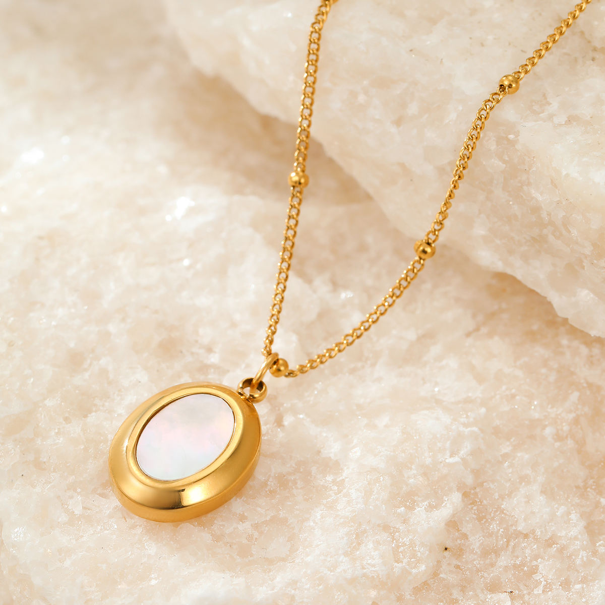 Oval Shape White Shell Pendant Necklace (GOLD)