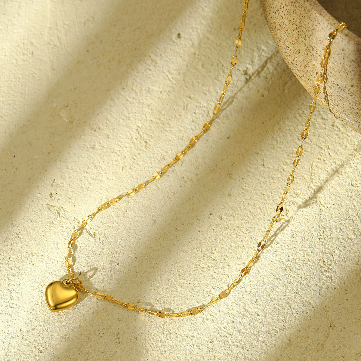 Dainty Love Heart Collarbone Lip Chain Pendant Necklace (GOLD)